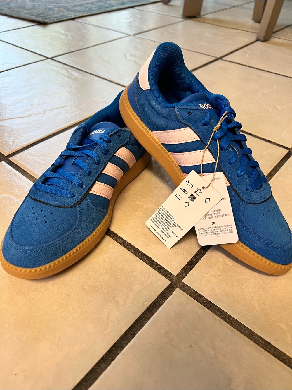 adidas Breaknet woman’s Sneakers with Light Pink Stripes and Gum Sole